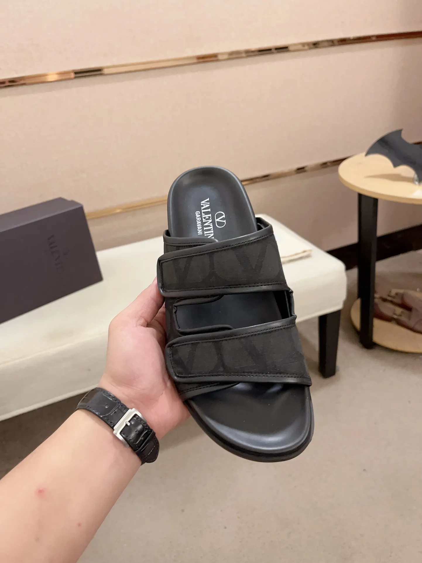 Men's shoes💰: 440💰High version, couple style👩‍❤️‍👨[Valentino] New boutique slippers, counter quality, classic plaid, the actual workmanship is quite complex🔰The upper is made of imported canvas fabric➕🐑Sheepskin lining, which tests the craftsman's craftsmanship➕original PU outsole. Size: 35-45